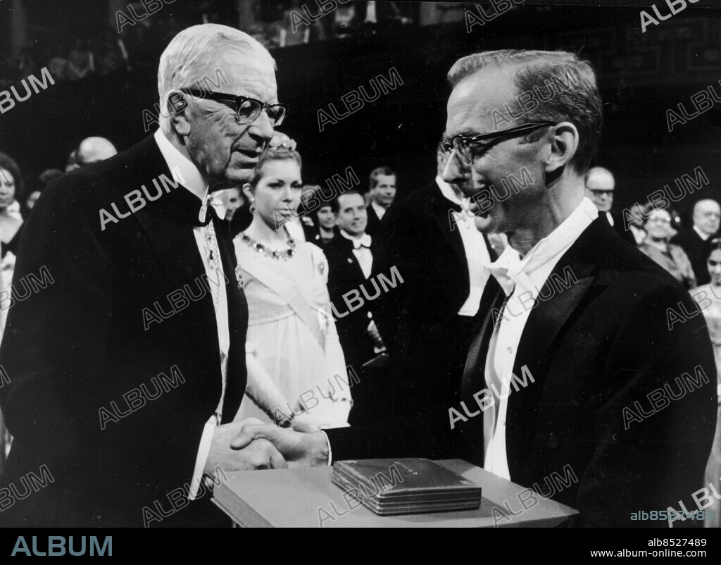 File Sweden Nobel 1968. Medicine laurerate Robert W. Holley, USA receives his prize from the hands of his majesty king Gustaf VI Adolf of Sweden. Holley shares the prize with H. Gobind Khorana and Marshall W. Nirenberg. Foto: TT Kod: 194 COPYRIGHT SCANPIX SWEDEN.