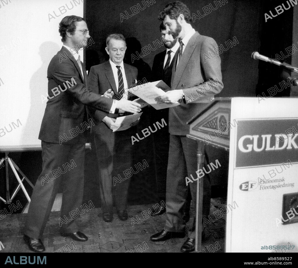 1984-11-23. Kung Carl XVI Gustaf delar ut Guldkuggen 1984 till John Ugelstad, Norges Tekniska Högskola, Lennart Söderberg och Bengt-Åke Nilsson på Pharmacia.. Foto: Anders Holmström / SvP / TT / Kod: 50100.