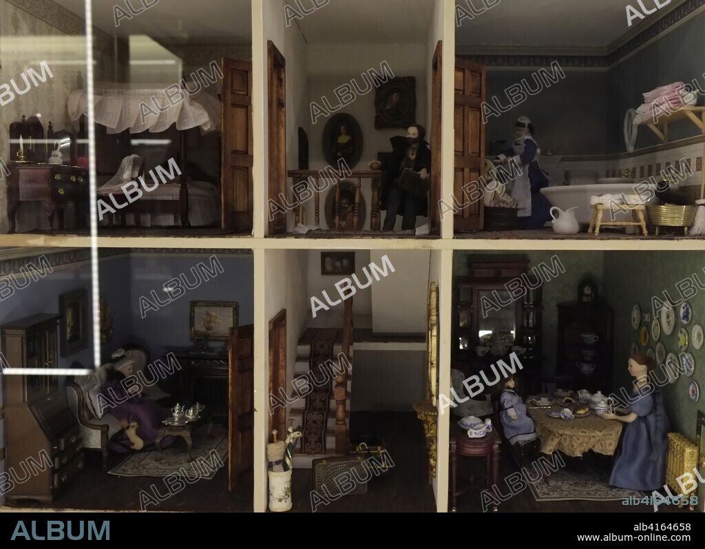 Dollhouse with six rooms, bedroom, stairs, bathroom, the living and the dining room. Five dolls of a man, a woman, a child, an old lady and the servant. 19th century indoors.