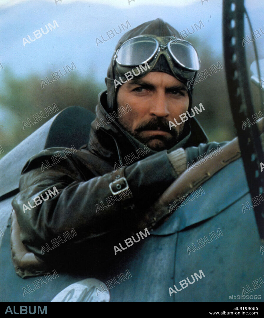 TOM SELLECK en LA GRAN RUTA HACIA CHINA, 1983 (HIGH ROAD TO CHINA), dirigida por BRIAN G. HUTTON. Copyright GOLDEN HARVEST-JADRAN/WB.