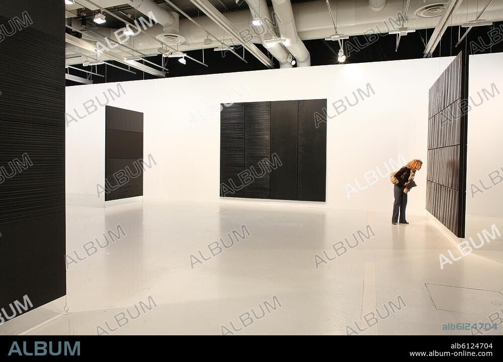 PIERRE SOULAGES. Ausstellungen / Kunstausstellungen:-Paris, Centre Pompidou, Ausstellung "Soulages", 14.10.2009-8.3.2010: Besucherin beim Betrachten der ausgestellten Werke.-Foto, Oktober 2009.