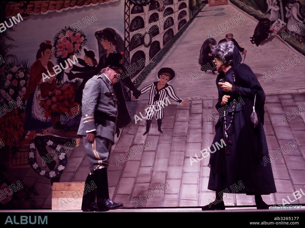 VALLE INCLAN , RAMON MARIA DEL. ESCRITOR ESPAÑOL . VILLANIEVA DE AROSA 1869-1936. TEATRO." LOS CUERNOS DE DON FRIOLERA " , REPRESENTACION TEATRAL EN MADRID , AÑO 1976. DIRECCION , JOSE TAMAYO. ACTORES , ANTONIO GARISA , TOTA ALBA.