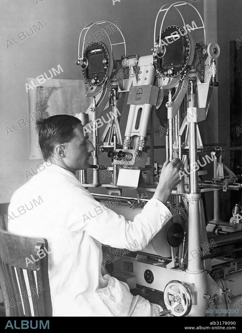 Washington, D.C.:  October 13, 1927 Heinz Gruner of the U.S. Geological Survey doing experimental trials of an aerocartograph to do topographic mapping with aerial images   © Underwood Archives / The Image Works.