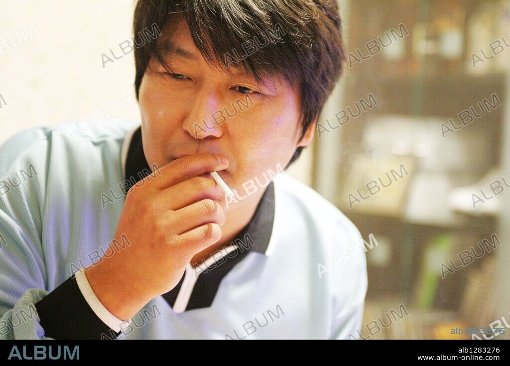 KANG-HO SONG in SECRET SUNSHINE, 2007 (MILYANG), directed by CHANG-DONG LEE. Copyright CJ ENTERTAINMENT/CINEMA SERVICE/PINE HOUSE FILM.