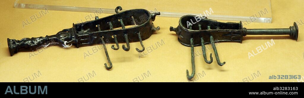 Sistro. Instrumento musical de percusión con forma de aro, que contiene platillos metalicos insertados. Muy utlizados durante los cultos relogiosos a las diosas Isis, Bat y Bastet. De origen Egipcio. Museo Arqueológico Nacional. Nápoles. Italia.