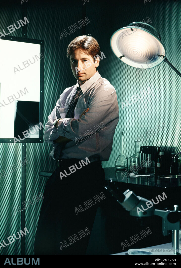 DAVID DUCHOVNY in THE X FILES, 1993, directed by CHRIS CARTER, DAVID NUTTER and ROB BOWMAN. Copyright FOX FILMS.