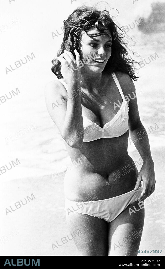 JACQUELINE BISSET en LA PLAYA, 1968 (THE SWEET RIDE), dirigida por HARVEY HART. Copyright 20TH CENTURY FOX.