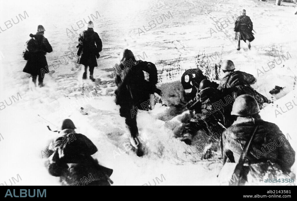 Battle of moscow, 1941, red army soldiers advancing on the enemy in the region of volokolamsk.