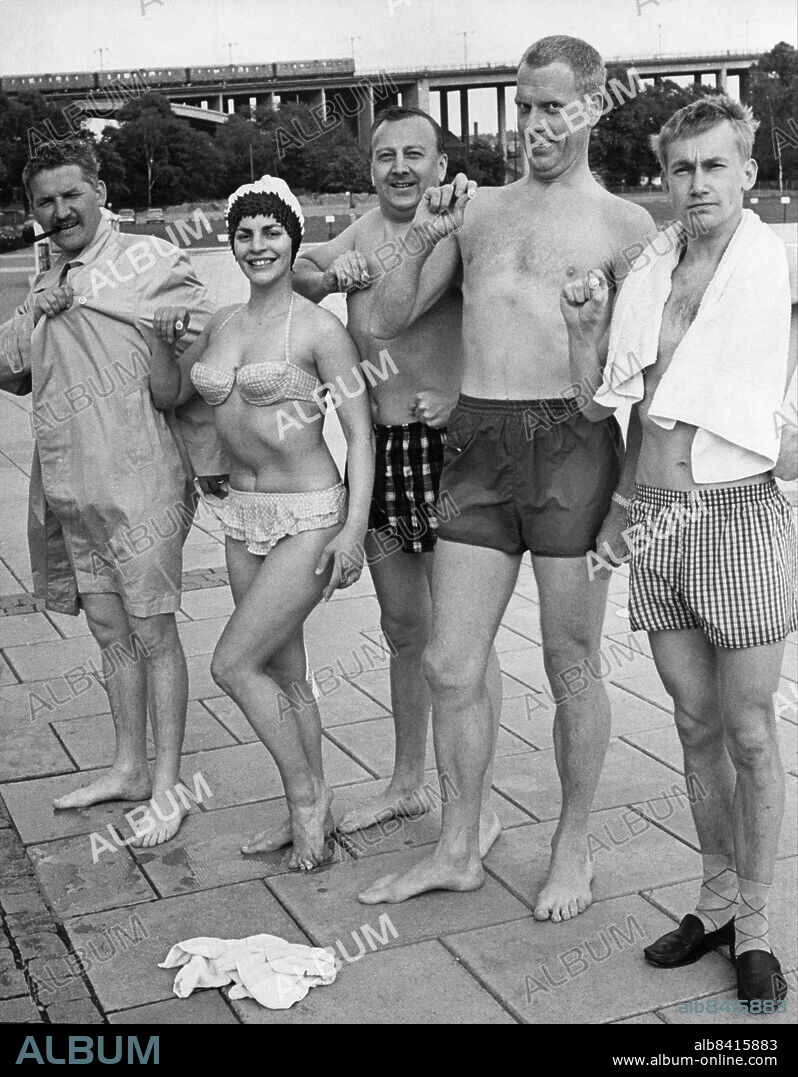 STOCKHOLM 1964-07-09. Stolta simborgare. Skådespelarna i Gula Hund har tagit simborgarmärket. Fr.v. Hasse Alfredson, Lissi Alandh, Mille Schmidt, Tage Danielsson och Gösta Ekman. Foto: Lasse Olsson / DN / TT / Kod: 45. ** SvD OUT **.