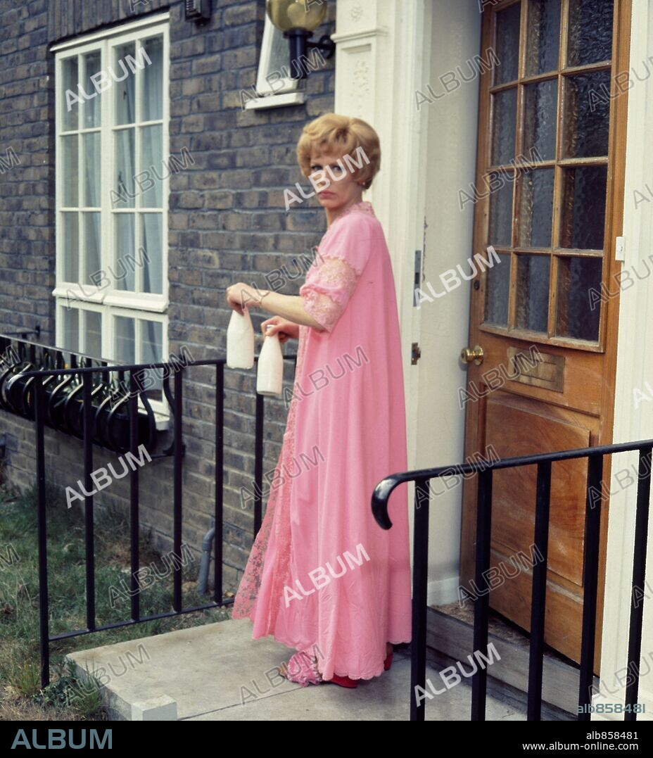 YOOTHA JOYCE en ROPER, LOS-TV, 1976 (GEORGE AND MILDRED-TV), dirigida por PETER FRAZER-JONES. Copyright THAMES TELEVISION.