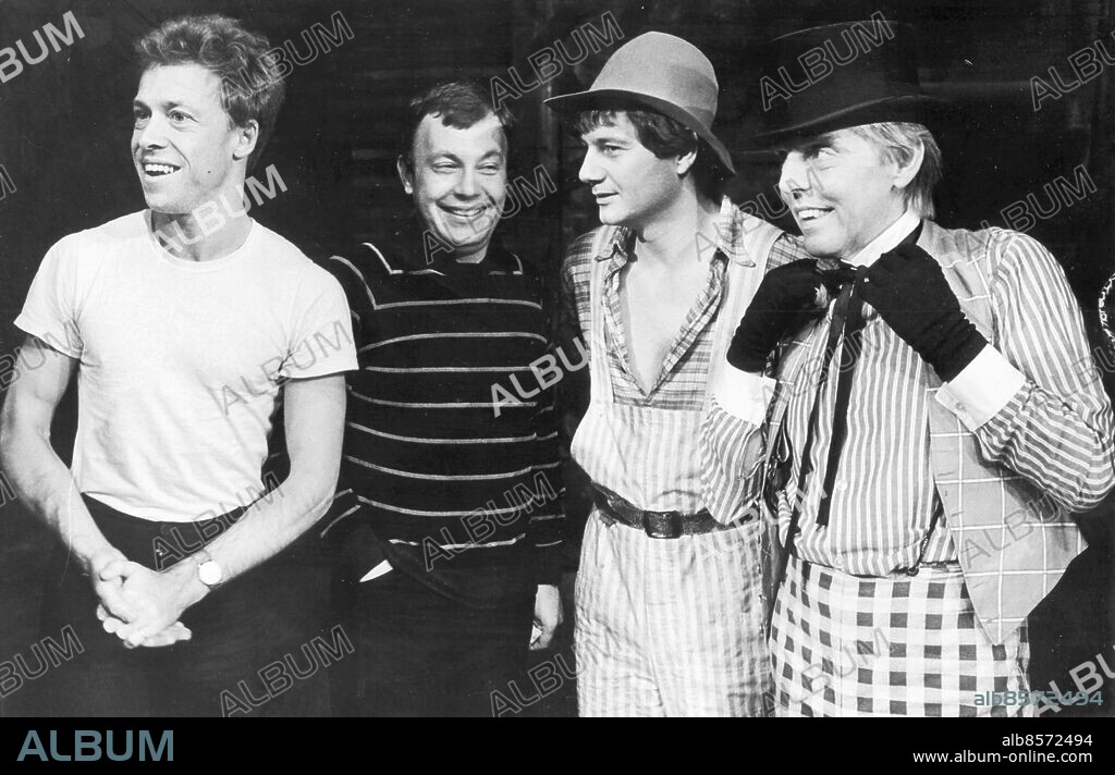 Göteborg 1982-+3-12. Ulf Gadd - balettdansare - koreograf och balettchef - här ses han tillsammans med Svenerik Goode, Gösta Zachrisson och Peller Wallin *** Local Caption *** GP. KAMAREREPORTAGE.