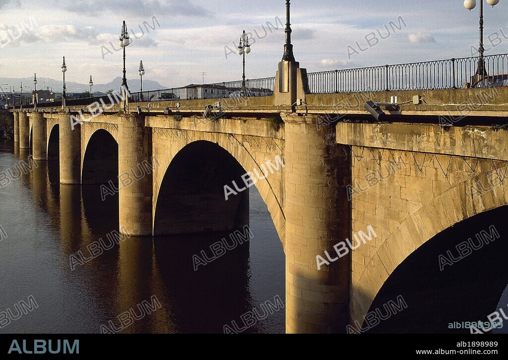 LA RIOJA. LOGROÑO. Vista del PUENTE VIEJO sobre el RIO EBRO. España.