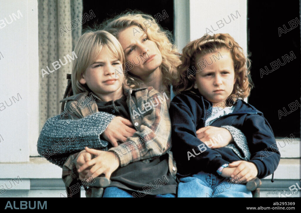 KYRA SEDGWICK in PHENOMENON, 1996, directed by JON TURTELTAUB. Copyright TOUCHSTONE PICTURES.