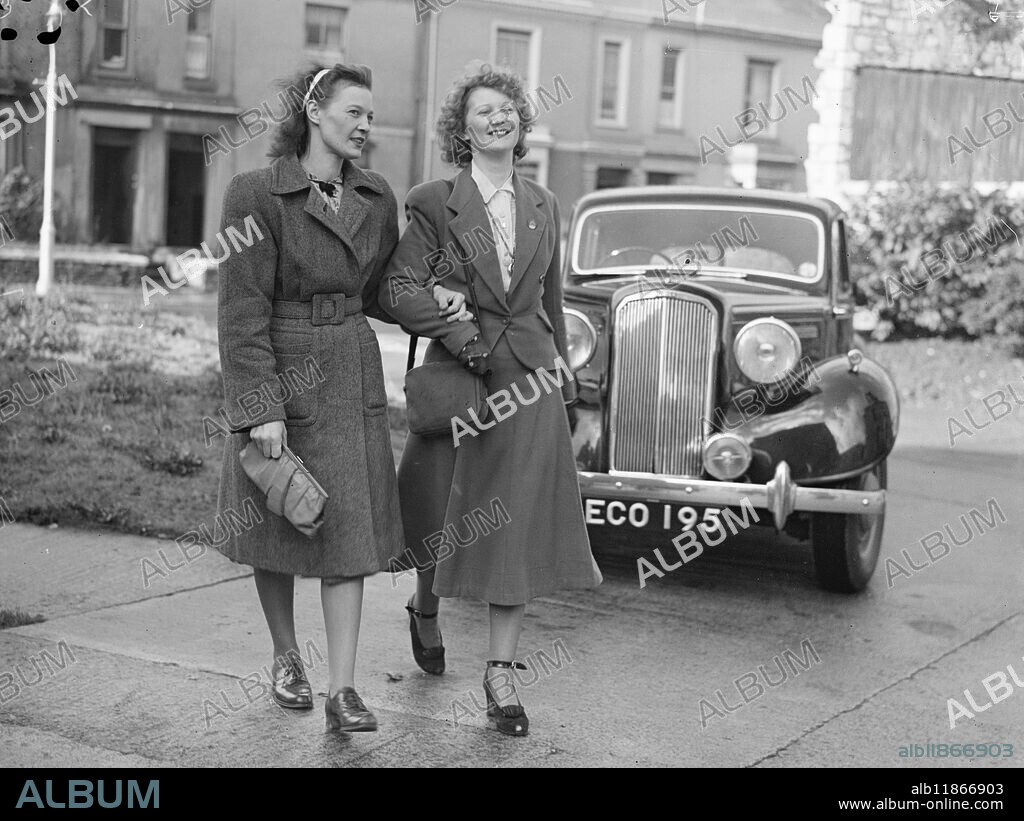 PLYMOUTH KIDNAPPED BABY CHARGE. STELLA COSTELLO , who pleaded not-guilty to a charge of Kidnapping a Plymouth baby three years ago , was committed for trial at the next City quarter sessions by the Plymouth Magistrates . PICTURE SHOWS:- Mrs. Buller (right) and her sister Mrs Eden , arriving for the hearing at Plymouth . October 19 1948.