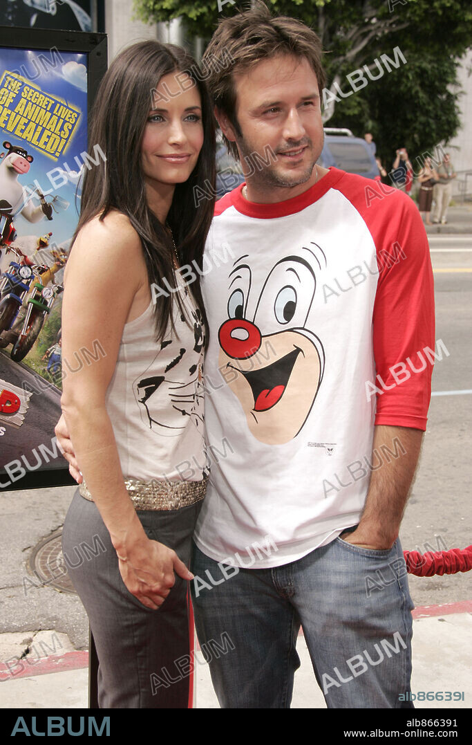 DAVID ARQUETTE und COX COURTENEY. Jul 30, 2006; Hollywood, California, USA; Actress COURTENEY COX-ARQUETTE & Actor DAVID ARQUETTE at the 'Barnyard' World Premiere held at the Cinerama Dome. Mandatory Credit: Photo by Lisa O'Connor / ZUMA Press. (©) Copyright 2006 by Lisa O'Connor. 30/07/2006