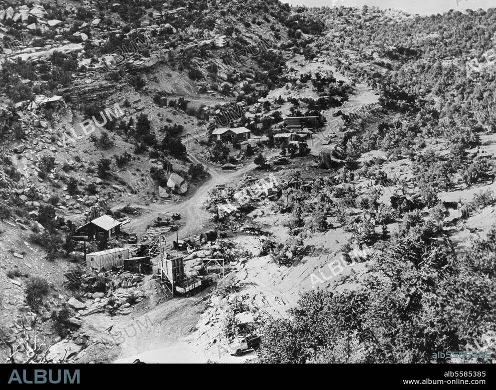 Moab (Utah / USA), Uranium mines.- - Houses of the miners near the uranium mines of Moab. Photo, c. 1955.
