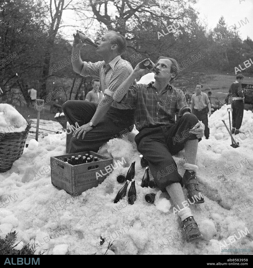 Göteborg 1949-05-15 - Hopptävling i Bragebacken -Slottsskogen - jobbigt var det att få all snö på plats i det fina vädret - en Pripps Pilsner sitter därför fint! *** Local Caption *** Box bildsidor 1954-1959. KAMERAREPORTAGE.