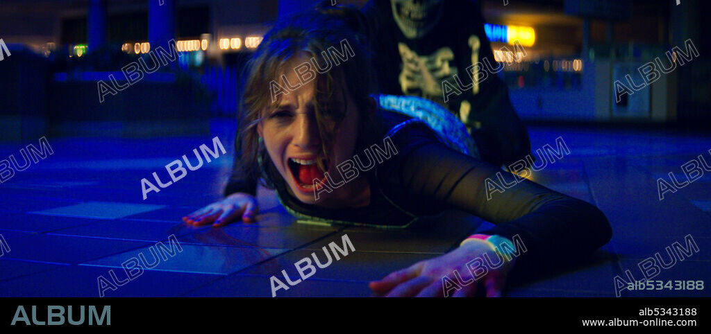 MAYA HAWKE en CALLE DEL TERROR, LA-PARTE 1: 1994, 2021 (FEAR STREET: 1994), dirigida por LEIGH JANIAK. Copyright CHERNIN ENTERTAINMENT.
