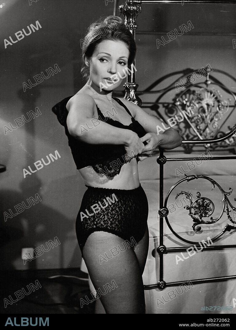CARMEN SEVILLA en SEX O NO SEX, 1974, dirigida por JULIO DIAMANTE. Copyright CB FILMS.