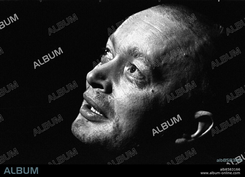 ARKIV 196510.. EN GALNINGS DAGBOK. TV-pjäs av Nikolaj Gogol i regi av Bernt Callenbo.. Sänt första gången 1966-03-14.. Här ses skådespelaren Ernst-Hugo Järegård, i rollen som Aksentij Ivanovitj Poprisjtjin, under inspelningen.. Foto: Bo-Aje Mellin / SVT / Kod: 5600. Reportage publ. i RiR 11/66. RiR 17827. sv/v neg.