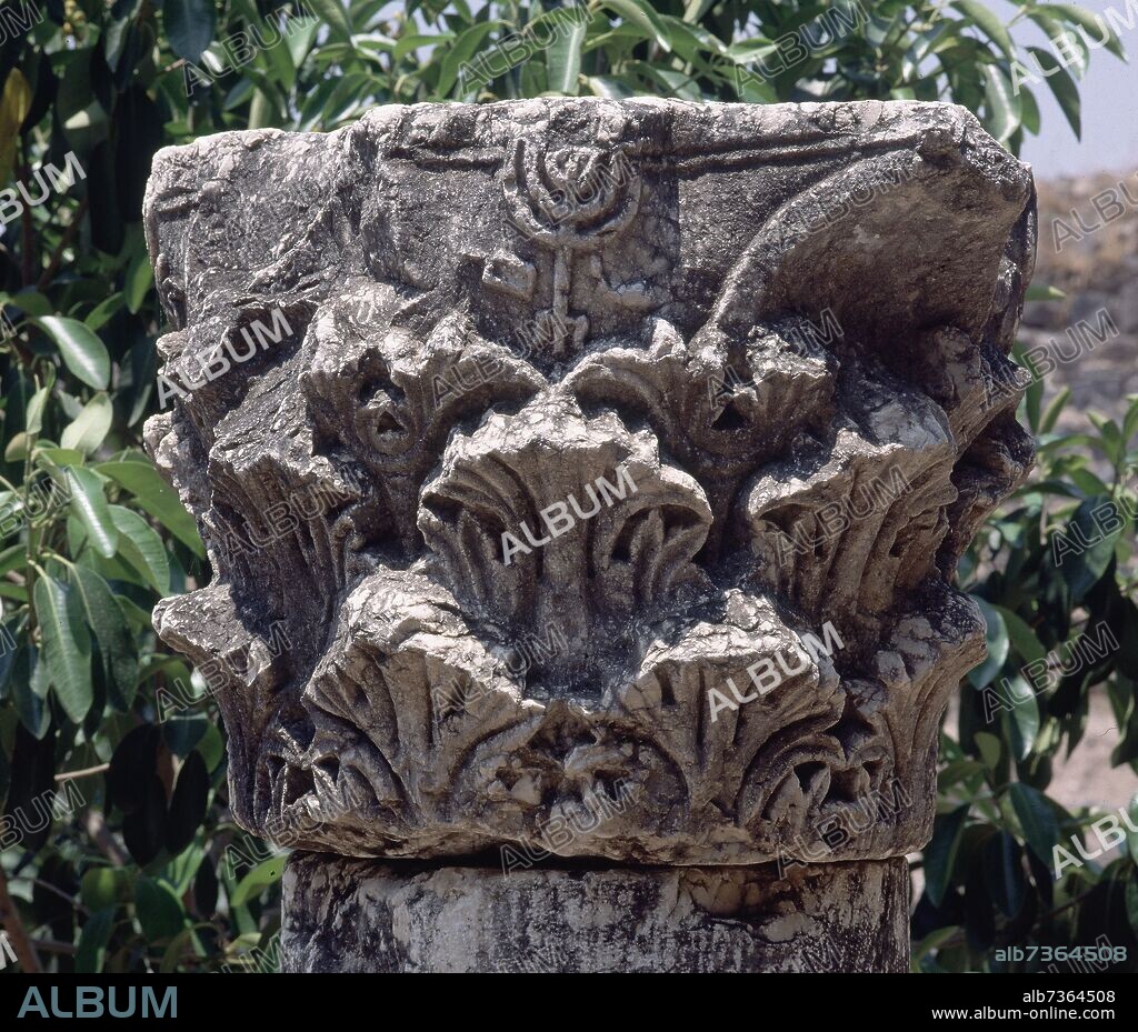 CAPITEL CORINTIO CON SIMBOLOS Y MENORAH (CANDELABRO DE 7 BRAZOS) - SINAGOGA BLANCA - SIGLO III-IV.