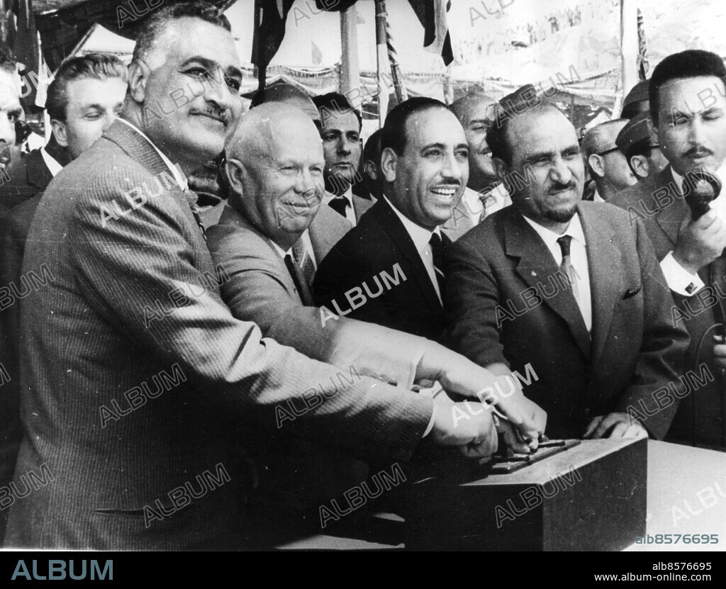 SEKLET-PORTRÄTT-60 Egypten. Första etappen av Assuandammen är klar. Den invigs när den ryske regeringschefen Nikita Chrusjtjov och Egyptens president Gamal Abdel Nasser ändrar floden Nilens uråldriga kurs med en gemensam knapptryckning. Sovjetunionen var projektets huvudfinansiär. Foto:SCANPIX SWEDEN Kod: 190/9909 COPYRIGHT SCANPIX SWEDEN.
