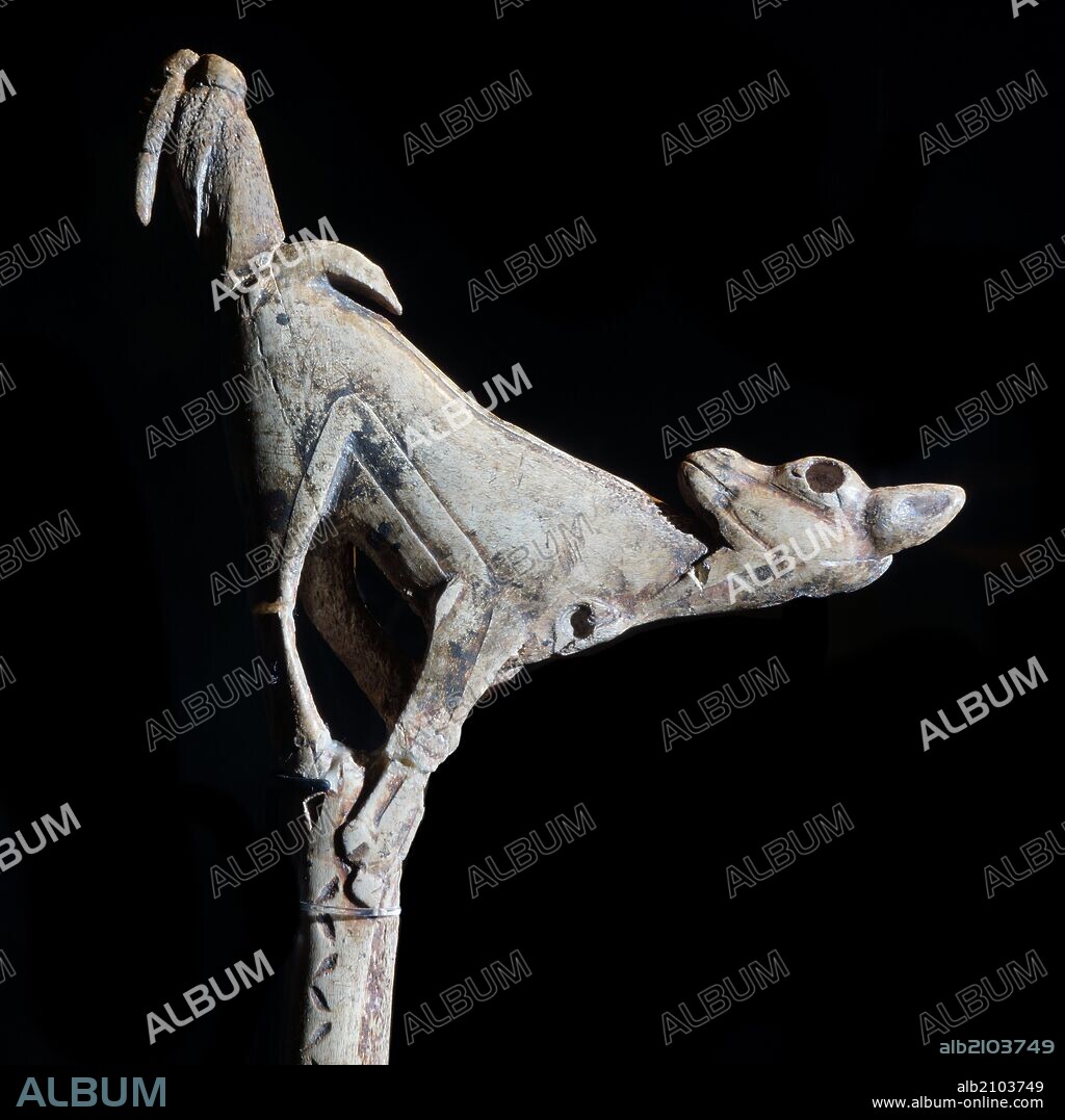 PIEZAS DE LA EXPOSICION "ARTE SIN ARTISTAS": PROPULSOR DEL CERVATILLO CON PAJAROS, DE LA CUEVA DE MAS D'AZIL, ARIEGE (FRANCIA). TALLADO SOBRE ASTA DE RENO. MAGDALENIENSE MEDIO.
