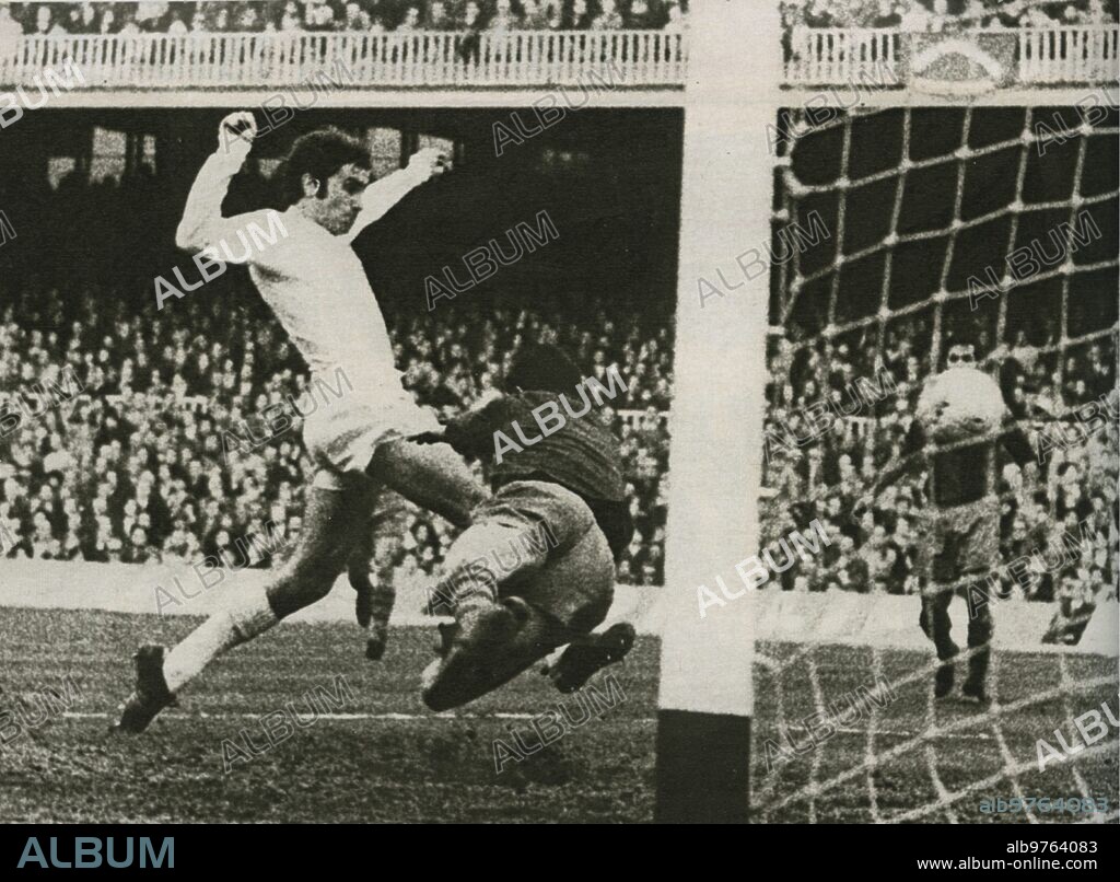 Jornada 22 : 
14/02/1971. Barcelona (Nou Camp)
F.C. Barcelona   -   real Madrid C.F.		0-1
Árbitro :    Medina Iglesias
Goles :     0:1 (67) Grande.
F.C. Barcelona  : 
Reina; Rife, gallego F., Paredes B., Torres García, romero R., 
Rexach, Marcial, Marti Filosia, Asensi, Pujol (Alfonseda, Min. 46). 
(Entrenador : Vic Buckingham)
real Madrid C.F. : 
Borja; Sanchís, Benito, Zoco, Zunzunegui; Grande, Pirri, Velázquez; Amancio, 
Grosso (Fleitas, Min. 63), Miguel Pérez (Bueno, Min. 75). 
(Entrenador : Miguel Muñoz).