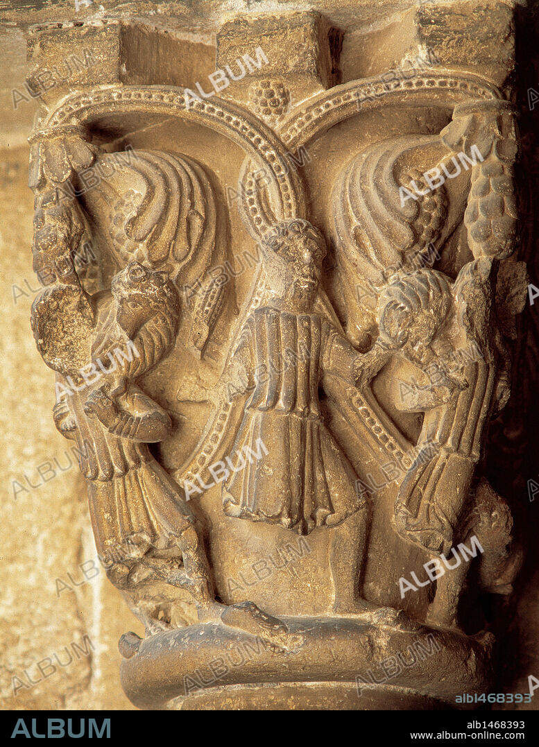 ARTE ROMANICO. ESPAÑA. MONASTERIO DE SANT CUGAT DEL VALLES. (S. XI-XIII). Detalle de un CAPITEL del claustro, con escena bíblica de "EL BUEN PASTOR", con dos figuras a cada lado que llevan en las espaldas un cordero, con los lobos mordiéndoles las piernas. Capitel de la galería oeste. Sant Cugat del Vallés. Provincia de Barcelona. Cataluña.