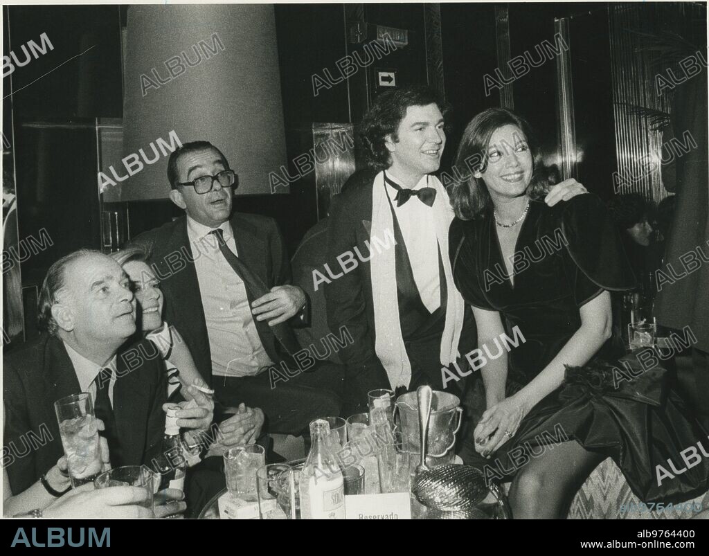 November 23, 1983. Party in honor of Camilo Sesto in the Mau Mau room on the occasion of his departure to the United States. In the image, accompanied by Elsa Baeza and Gonzalo de Borbón.