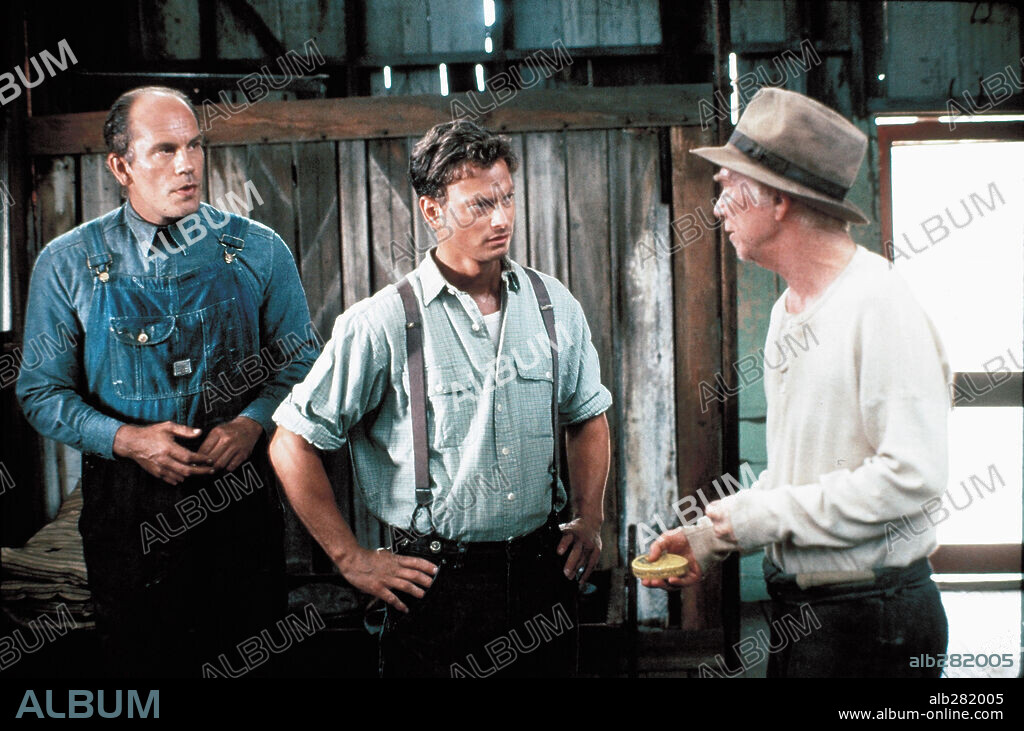 GARY SINISE y JOHN MALKOVICH en DE RATONES Y HOMBRES, 1992 (OF MICE AND MEN), dirigida por GARY SINISE. Copyright M.G.M.