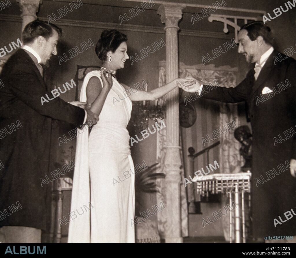 NEVILLE , EDGARD  ESCRITOR Y DIRECTOR DE CINE ESPAÑOL.  MADRID 1899 - 1967  " EL BAILE " , REPRESENTACION TEATRAL EN MADRID , AÑO 1958.  ACTORES , PEDRO PÒRCEL , CONCHITA MONTES , RAFAEL ALONSO.