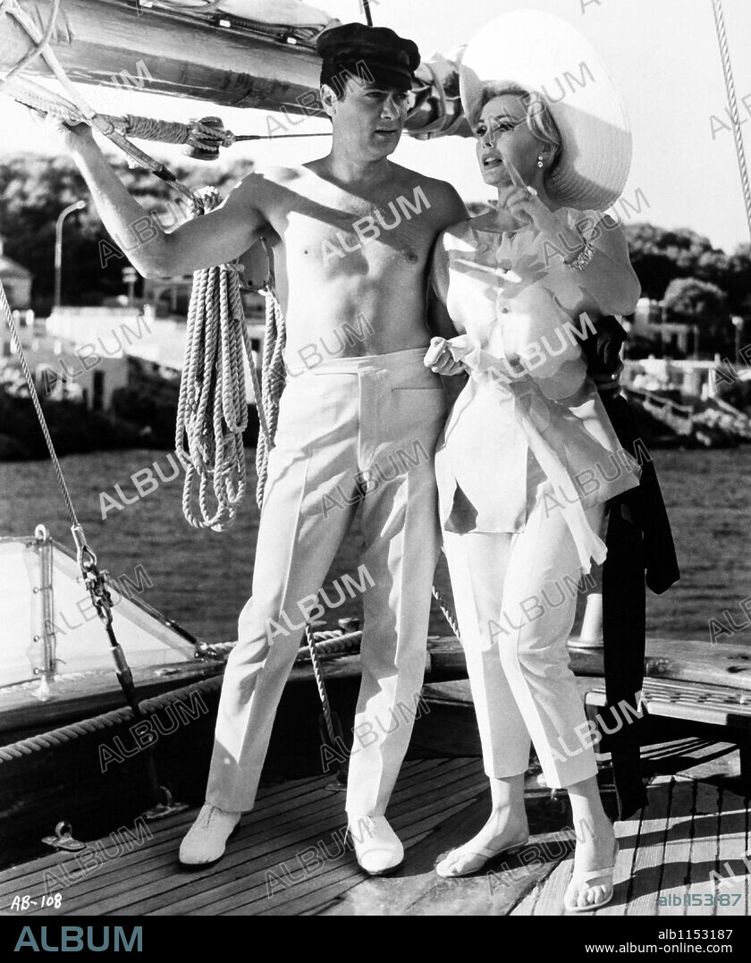 TONY CURTIS and ZSA ZSA GABOR in ARRIVEDERCI, BABY!, 1966 (DROP DEAD DARLING), directed by KEN HUGHES. Copyright PARAMOUNT PICTURES / Cortesía.