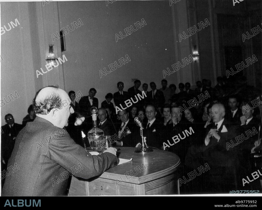 El poeta italiano Salvatore Quasimodo, premio Nobel de literatura en 1959, durante la conferencia que sobre el Tema "la presencia del hombre en la poesía Contemporánea", Pronunció en el instituto italiano de cultura.