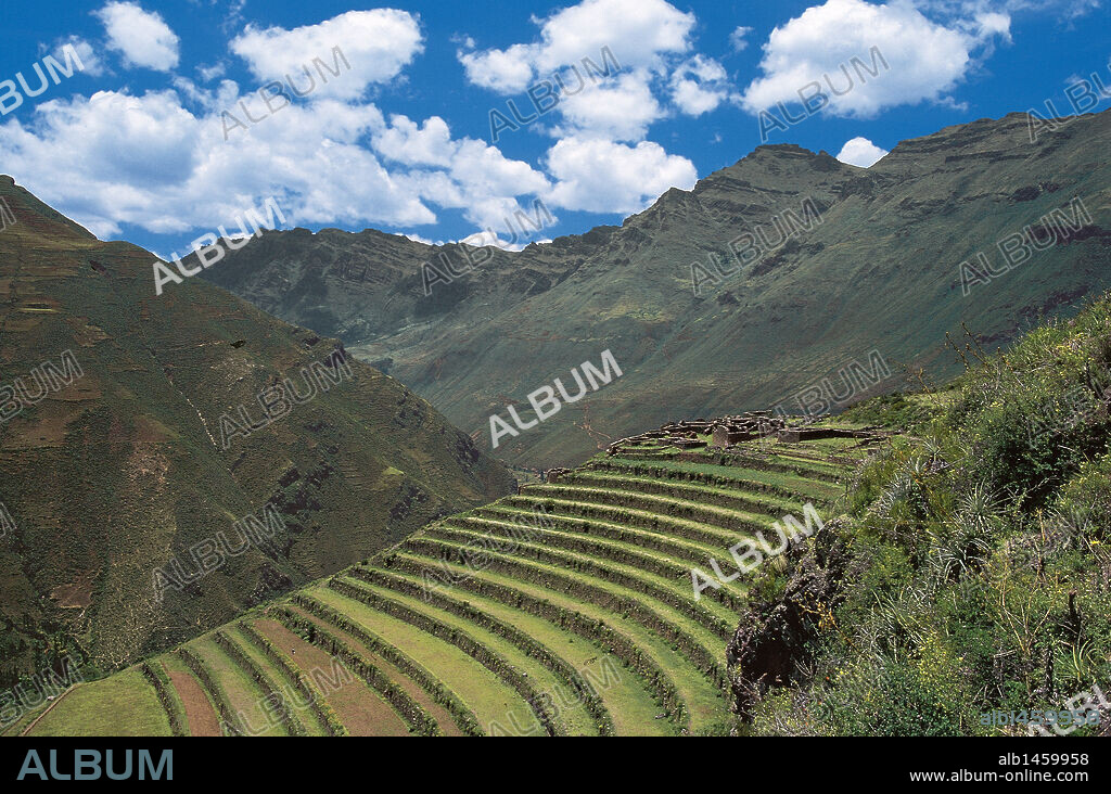 PERU. Panorámica de PISACA, uno de los barrios en que se subdividía la ciudad de Pisac, con las terrazas de cultivo construidas en la ladera de las montañas.