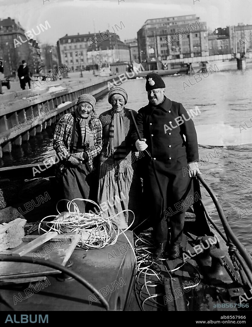 ARKIV 1934 . Inspelning av filmen "Anderssonskans Kalle" i Stockholm. Poliskonstapeln spelas av Thor Modéen.. Swedish comedian actor Thor Modéen as a policeman a Swedish film. Foto: TT / Kod 1900.