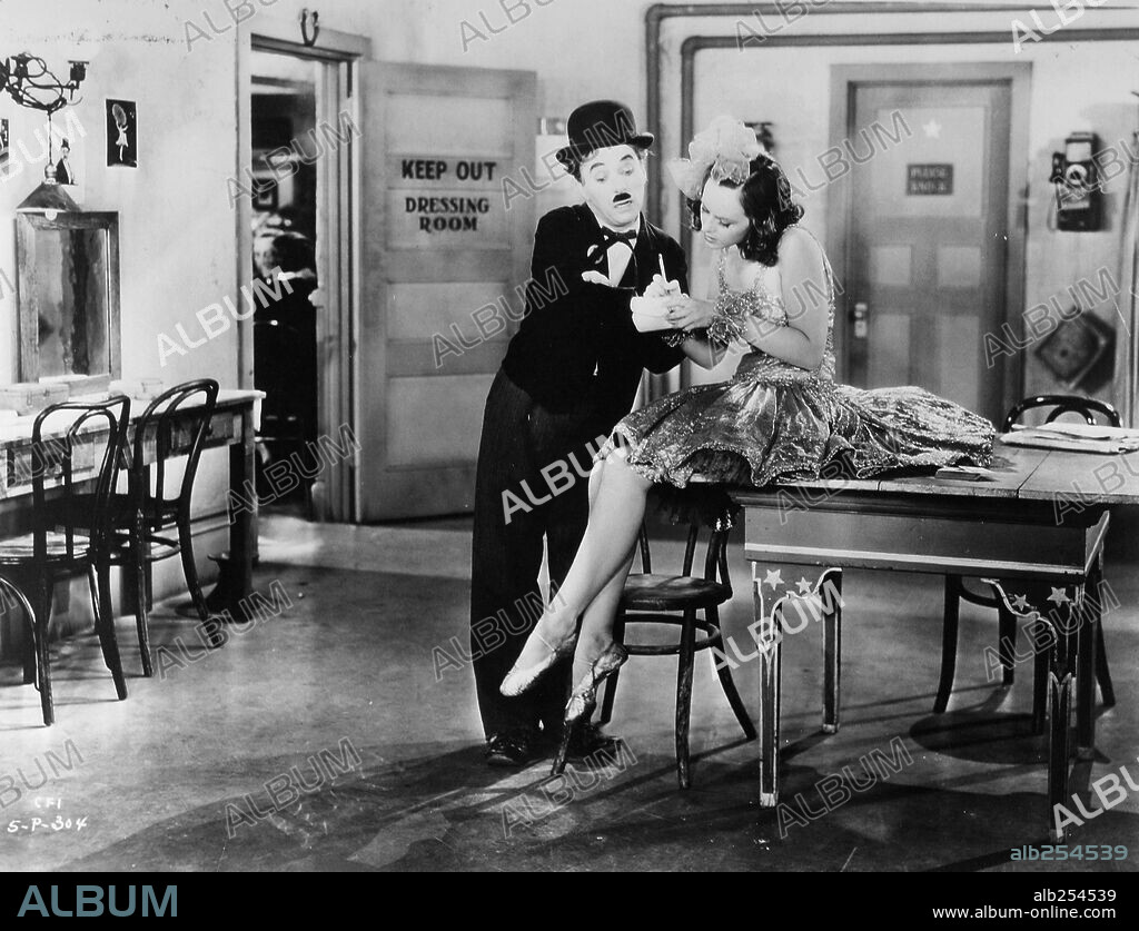 CHARLIE CHAPLIN and PAULETTE GODDARD in MODERN TIMES, 1936, directed by CHARLES CHAPLIN. Copyright CHAPLIN/UNITED ARTISTS.