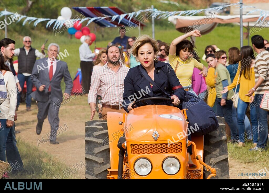 BELEN CUESTA, CARLOS SANTOS y CARMEN MACHI en VILLAVICIOSA DE AL LADO, 2016, dirigida por NACHO G. VELILLA. Copyright ATRESMEDIA CINE/ PRODUCCIONES APARTE / VERGNE, JULIO.