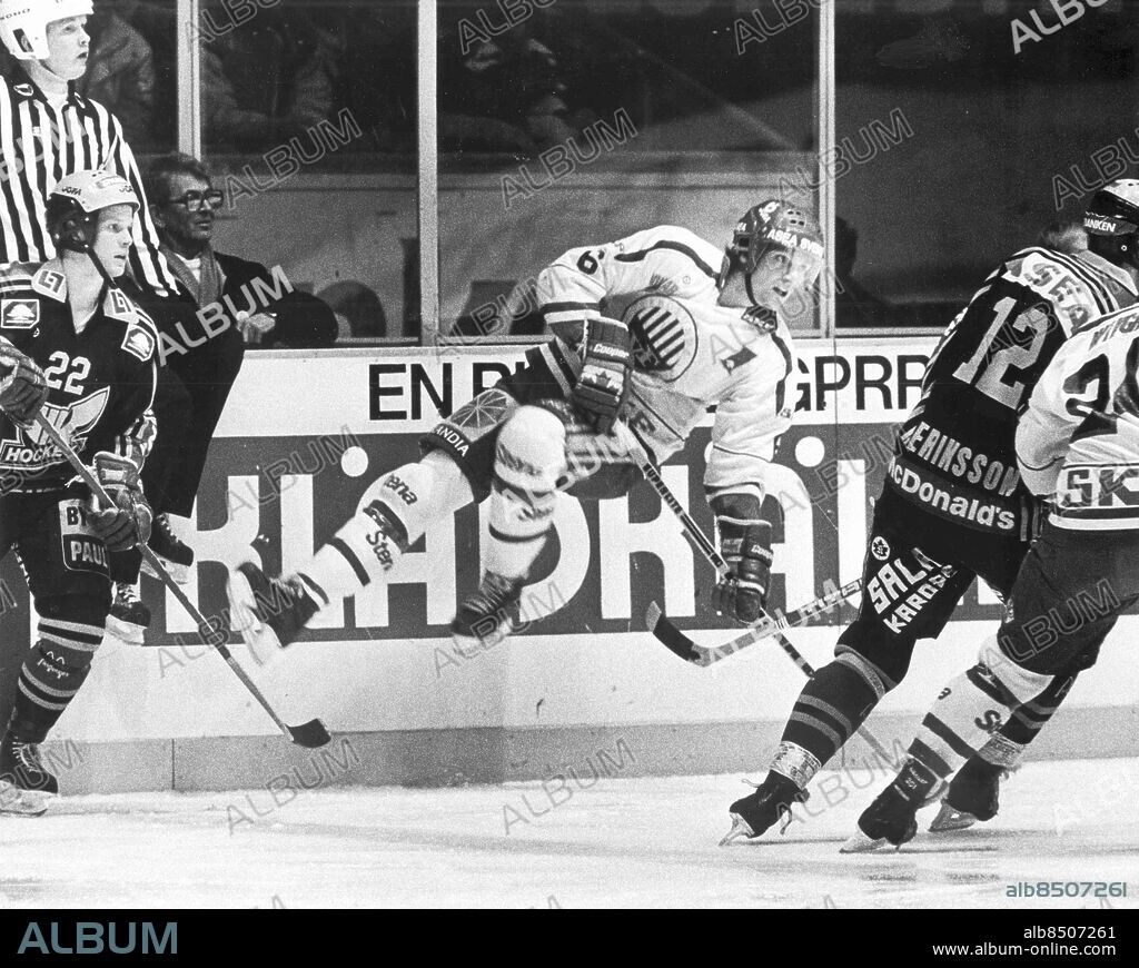 GÖTEBORG 1986-10-23.. Flygande ishockeyspelare i Västra Frölundas dräkt: Christer Kellgren. *** Local Caption *** GP Foto: Stefan Berg / Kamerareportage / TT / Kod: 2524.