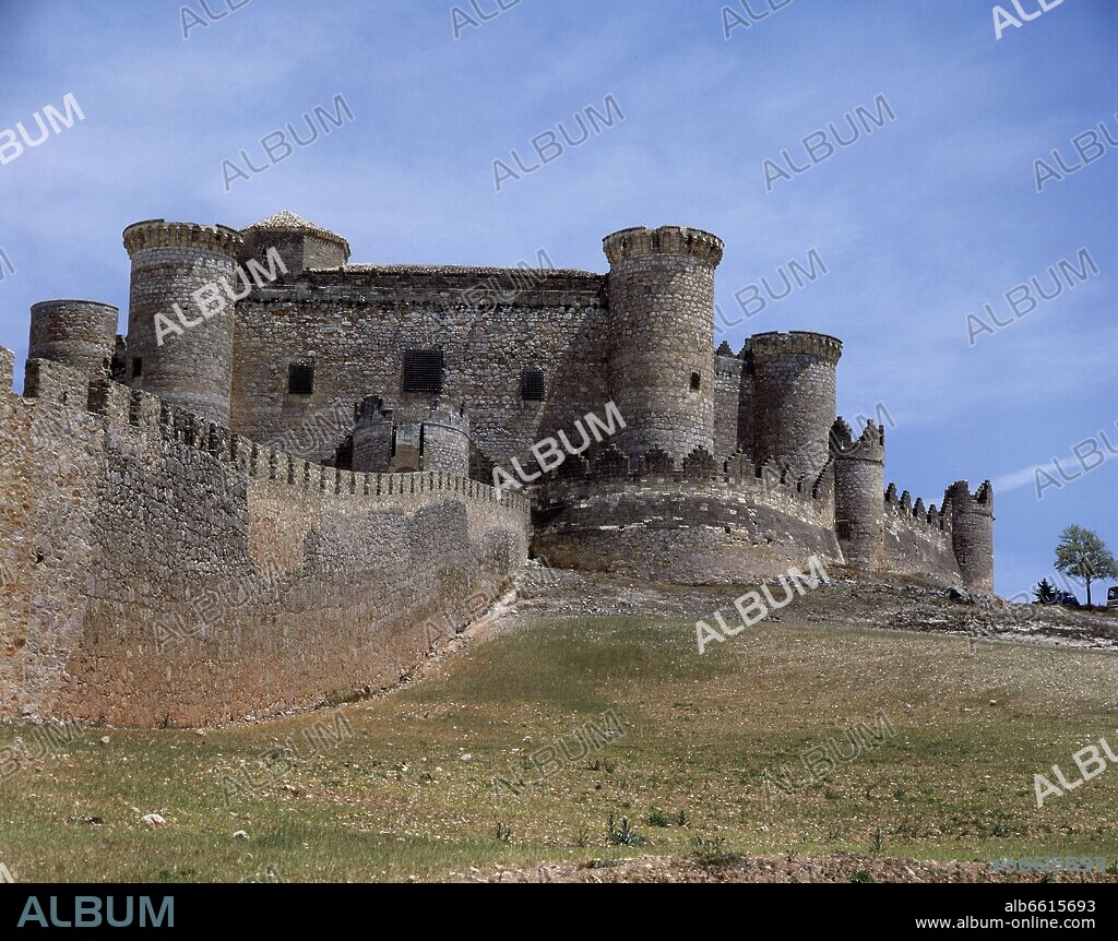 VISTA- CASTILLO Y RECINTO AMURALLADO-CONSTRUIDO POR EL MARQUES DE VILLENA-S XV-ARQUITECTURA MILITAR.