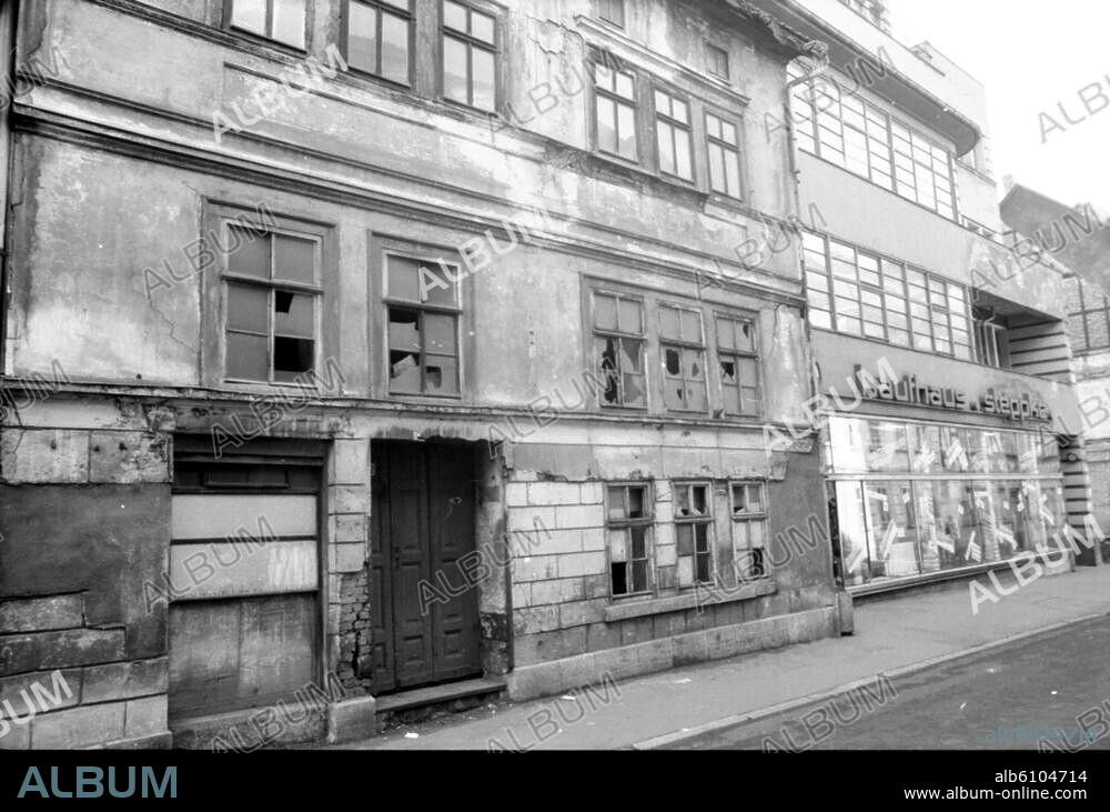 zu: Geschichte: Deutschland / DDR.-Vernachlässigung der Altbausubstanz in der DDR: Leerstehendes Haus in Eisenach (Thüringen).-Foto, Februar 1990.