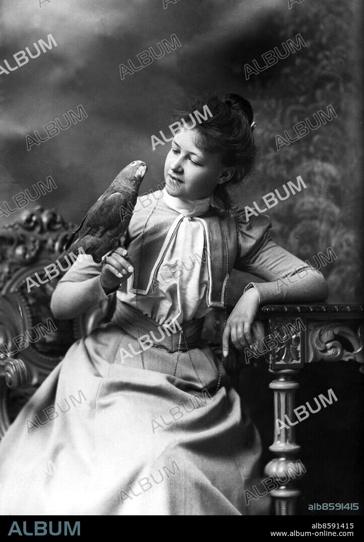 1900-tal.. Utan bildtext. Not. Sophie Sandbergh, Oscar IIs pedikyrist Anm. Ateljéfoto persons: Sophie Sandbergh sites: SVERIGE.