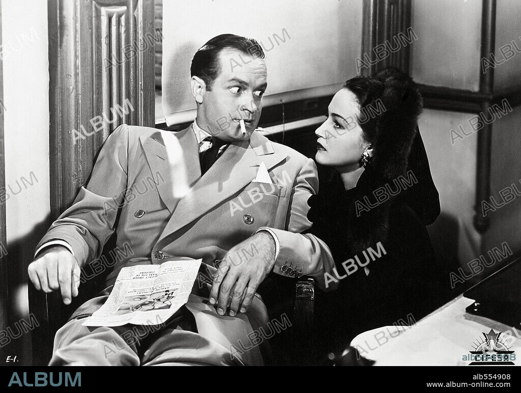 BOB HOPE and DOROTHY LAMOUR in MY FAVORITE BRUNETTE, 1947, directed by ELLIOTT NUGENT. Copyright PARAMOUNT PICTURES.