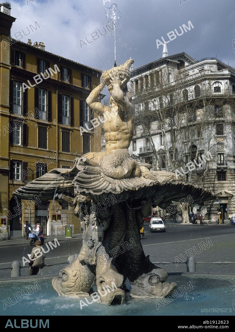 ARTE BARROCO. ITALIA. BERNINI, Gian Lorenzo (Nápoles, 1598-Roma, 1680). "FUENTE DEL TRITON". Realizada entre los años 1632-1637 para el Papa Urbano VIII. Cuatro delfines sostienen el escudo de armas de los Barberini con sus tres abejas y una gran concha que sirve de asiento a un tritón que sopla un caracol marino. ROMA.