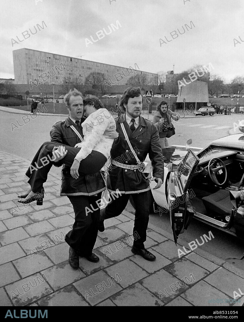 STOCKHOLM 1975-04-24. Delar av västtyska ambassaden i Stockholm sprängs under terroristorganisationen Rote-Armee-Fraktions (Baader-Meinhof) ockupation. Här räddas en ambassadanställd av två poliser. Foto: Per Kagrell / EXP / TT / kod 26. ** AFTONBLADET OUT **.