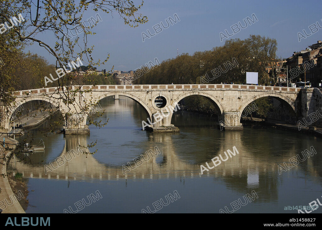 ITALIA. ROMA. Vista del PONTE SISTO (siglo XV) sobre el RIO TIBER.