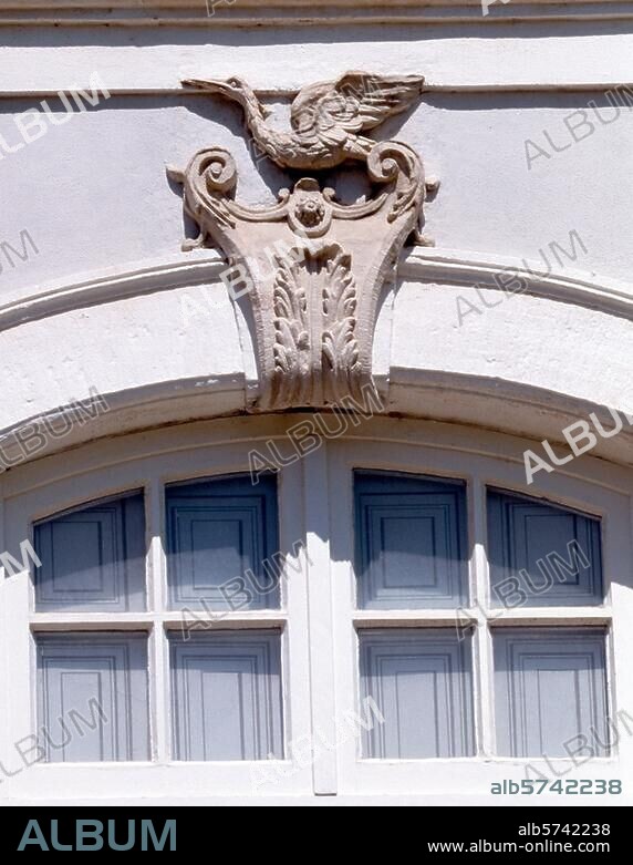 Brühl (Nordrhein-Westfalen), Jagdschloss Falkenlust. (erb. 1729-40 unter Kurfürst Clemens August; Arch.: François Cuvilliés d. Ä.; Bauplastik unter Leitung von Michel Leveilly). - Teilansicht der Südfassade: Skulptierter Schlussstein über einem Fenster mit Reiher. Foto.