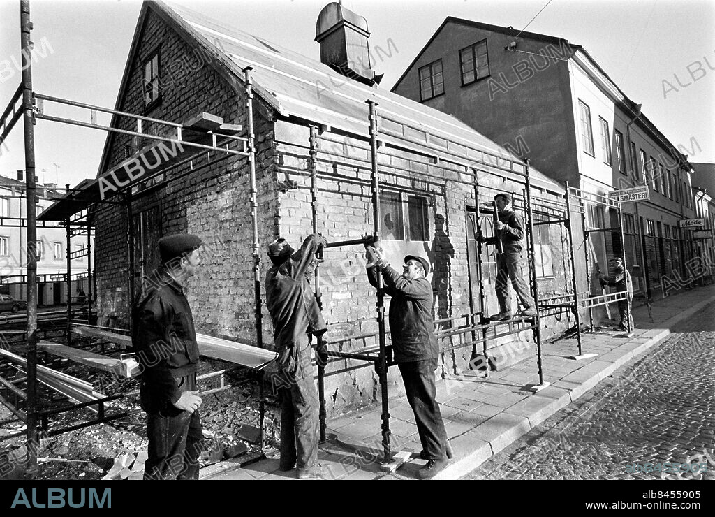 NORRKÖPING 1971.. "Sista supen" vid Skvallertorget i Norrköping ska rustas upp. En gång i världen fick fångarna, som skulle till galgbacken, en sista sup här.. Foto: Ulf Stråhle / RiR / SVT / Kod: 5600. Bild och reportage publ. i RiR 50/71 sid. 20-22 inför TV-programmet Vad sker med våra städer?. RiR 20287 sv/v neg. Exteriör.
