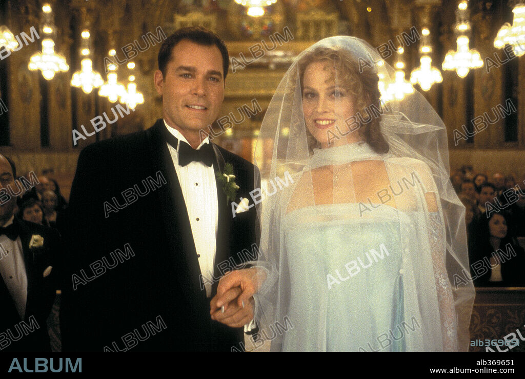 RAY LIOTTA and SIGOURNEY WEAVER in HEARTBREAKERS, 2001, directed by DAVID MIRKIN. Copyright M.G.M / CLOSE, MURRAY.