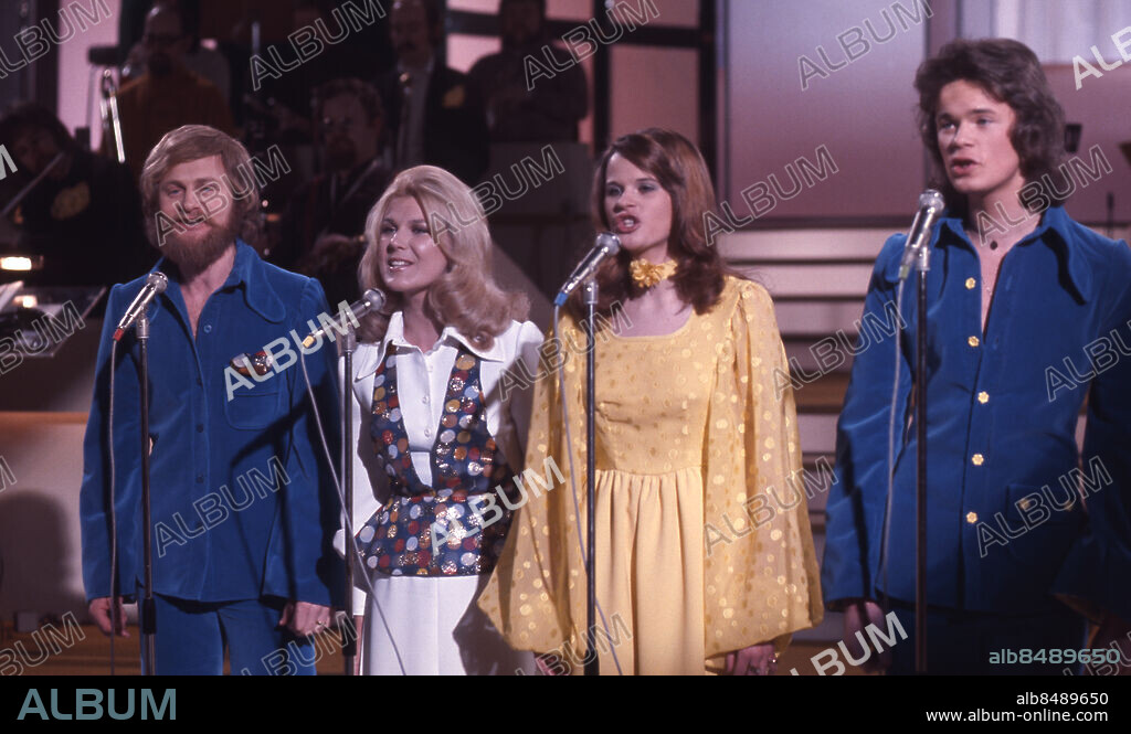 STOCKHOLM 1973-02-10.. MELODIFESTIVALEN 1973 i TV-huset Sänt första gången 1973-02-10 Glenmarks deltog med låten En liten sång(som alla andra) Schlager Sångare persons: BRUNO GLENMARK;KARIN GLENMARK;ANDERS GLENMARK;ANN-LOUISE HANSON sites: SVERIGE;STOCKHOLM.